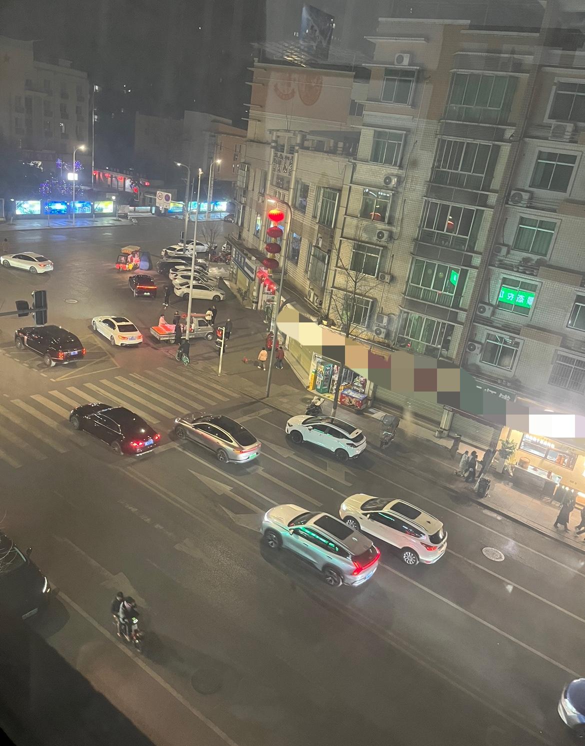 小县城过年-热闹和冷清之间！成都过年，店铺多数已经关门歇业，除了锦里、武侯祠