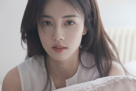 白鹿抬手召唤机械大狗狗奔跑吧机械狗遇上白鹿秒变乖乖狗。抬手一丢，它就屁颠跟上来