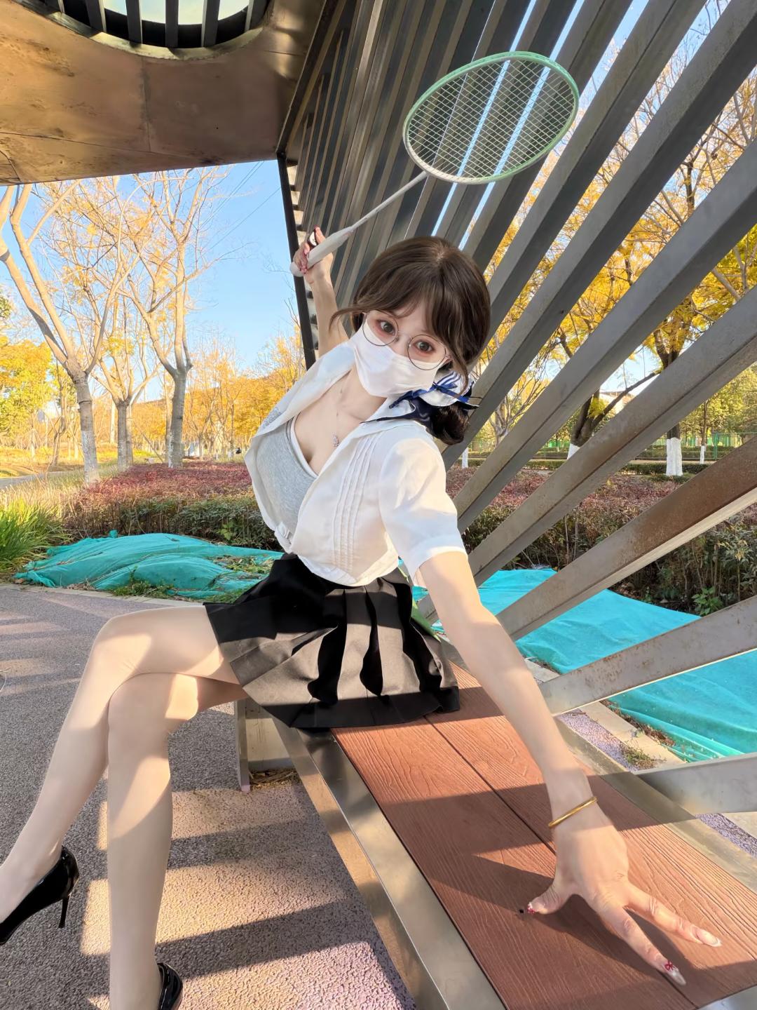 打羽毛球吗？跳起来扣杀那种