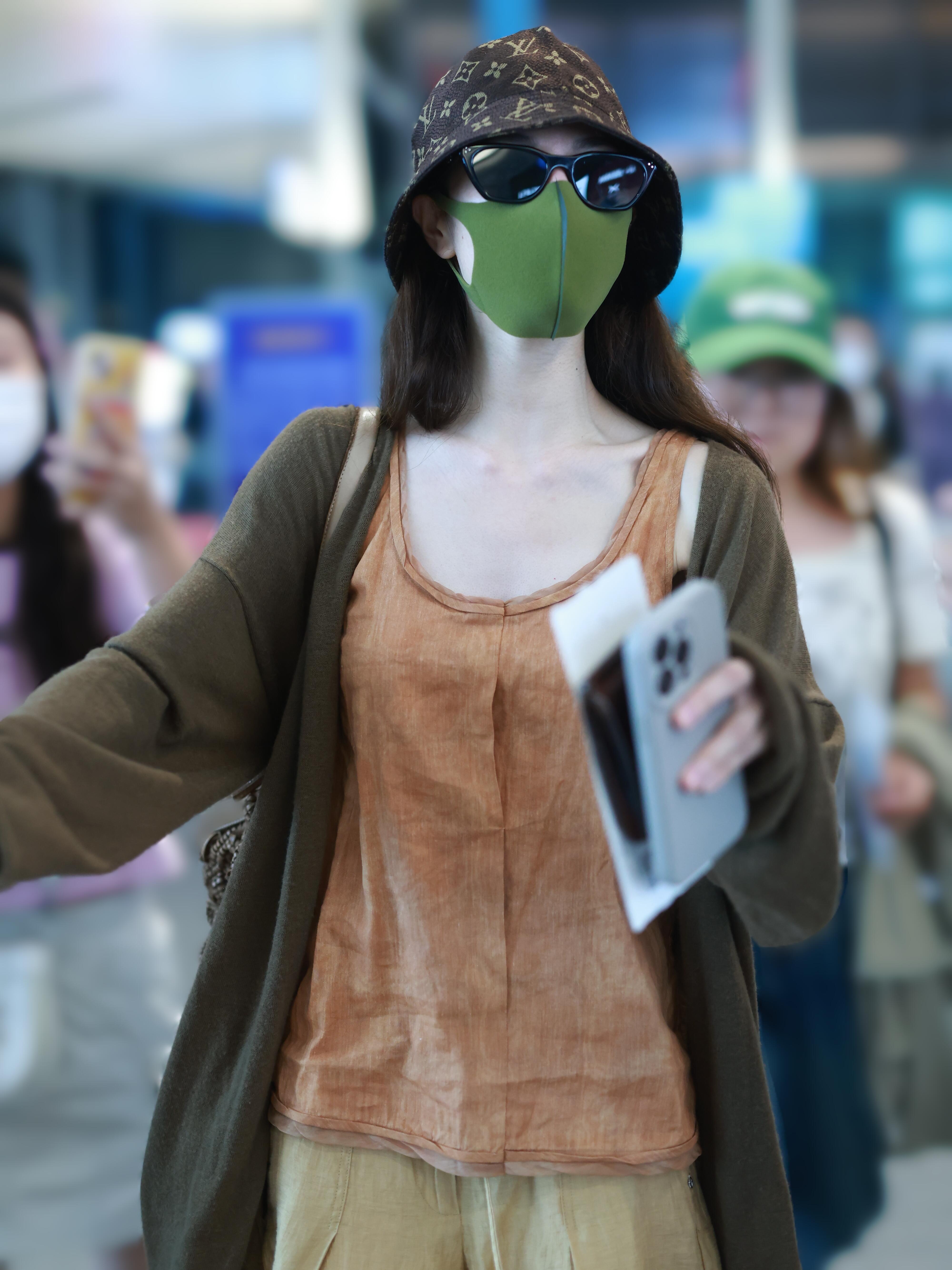 种草了这个绿口罩果然大美人裹成这样还是能看出是美人胚子（是钟楚曦🍃​​​