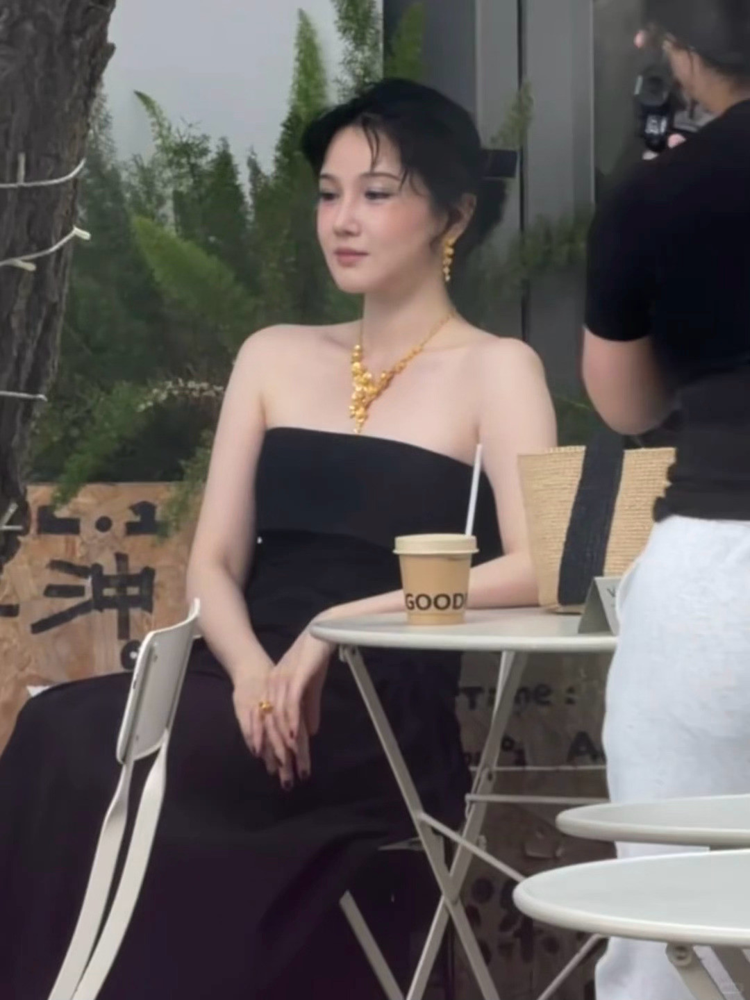 偶遇陈小纭拍摄陈小纭拍摄生图状态网友偶遇陈小纭户外拍摄，这生图状态咋样，感觉比精