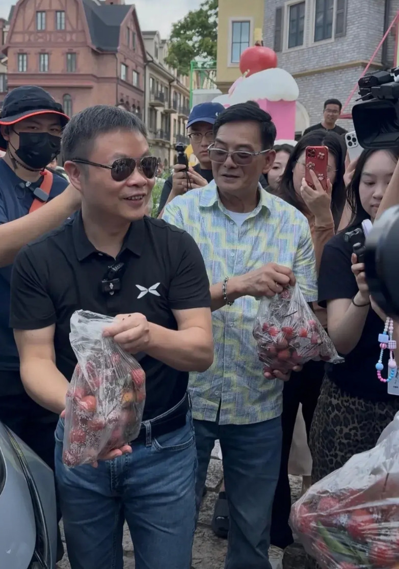 小鹏汽车在广州九龙湖度假区举行G7试驾会活动，邀请一些明星，何小鹏现身助阵，还给