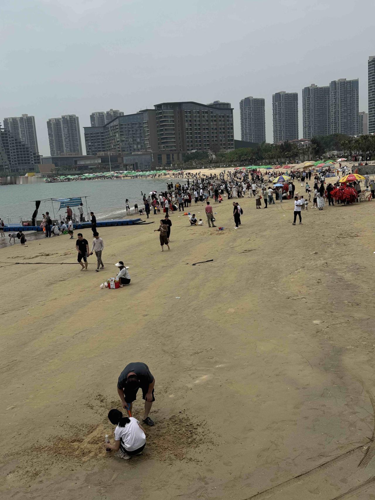 五一这天去洛伽寺人太多了，经过限流控制，队排了很长，游人们陆续进入，游览过后，然