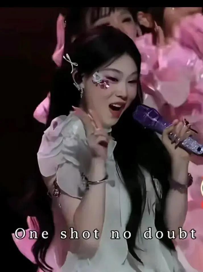 沈佳润元旦晚会独唱《阳光的我们》，歪头抖肩加跑调，镜头切到她爸妈在台下鼓掌，我隔