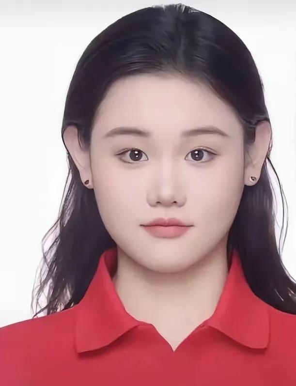 张家齐面相很不一般啊，耳过眼、眉过眼、鼻梁挺又宽阔，下巴兜，一副国泰民安的脸，唯