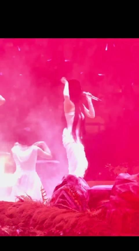 24岁，她成了顶流歌手。第一个镜头，却是被毛不易“吼”。三年后，她站上自