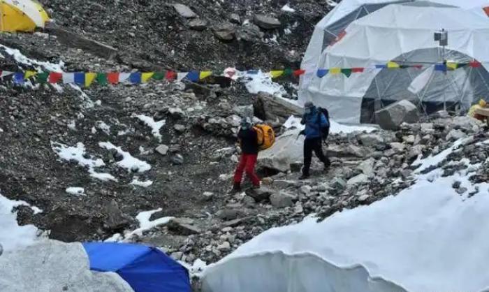 搬运尸体下山要7万美元/具，目前珠峰上有340多具尸体，去年的春季又新增12具遗