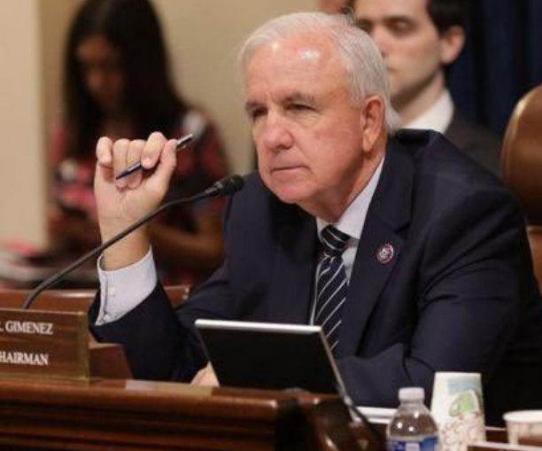 美国会共和党众议员卡洛斯再次攻击中国说，“中国基本上就是一个毒贩，全世界都对中国