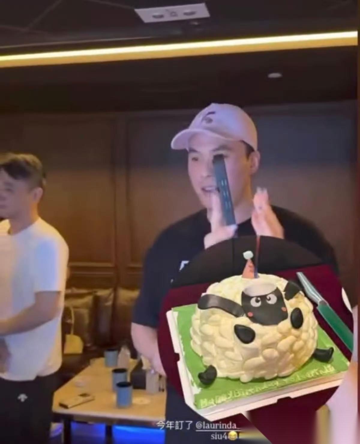 何超莲和何猷启迎来了自己35岁生日！二房大家姐何超琼以及四房的公子哥跑来凑热闹，