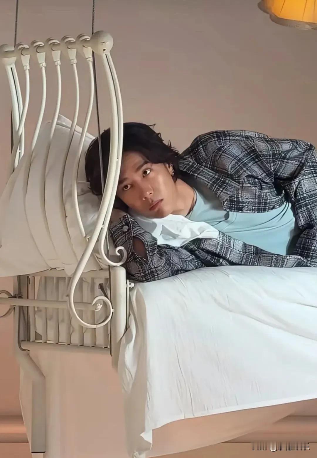 王一博素颜拍杂志，这也太素了！8月17日，《VOGUEMAN》八月刊拍摄花