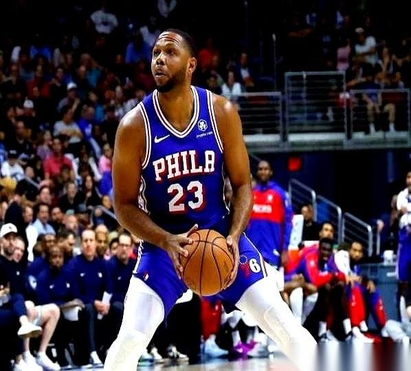 37岁的埃里克·戈登，可能没想明白。人刚到孟菲斯，行李箱轮子上的灰还没干，球队