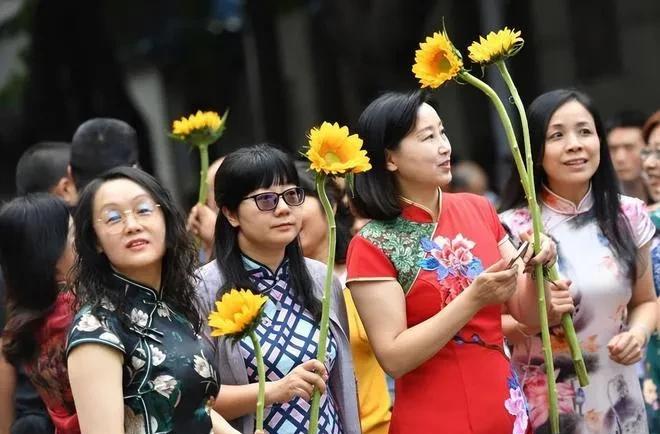 我们市今天中考结束，竟然看到那么多家长也穿着旗袍。太尴尬了！我敢肯定，这些招摇