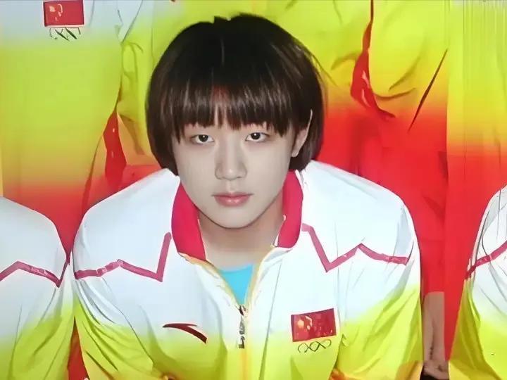 陈梦之美，美在气质！说陈梦是大美女，有点言过其实。陈梦的相貌只能算中上，在国乒里