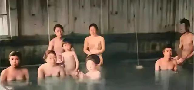 19世纪初，在日本东京的一家澡堂里，男男女女同浴一池。摄影师适时地按下快门，定格