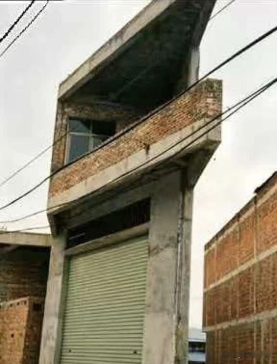 窄地房🏠超大悬挑，一根立柱扛两层‼️临街地皮宽度不够只能往外，大家觉得这