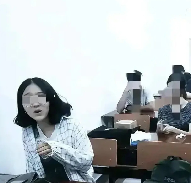 武大肖同学的辅导员刘某，其录音已流出。武汉大学杨某某拿肖同学的道歉书和视频，