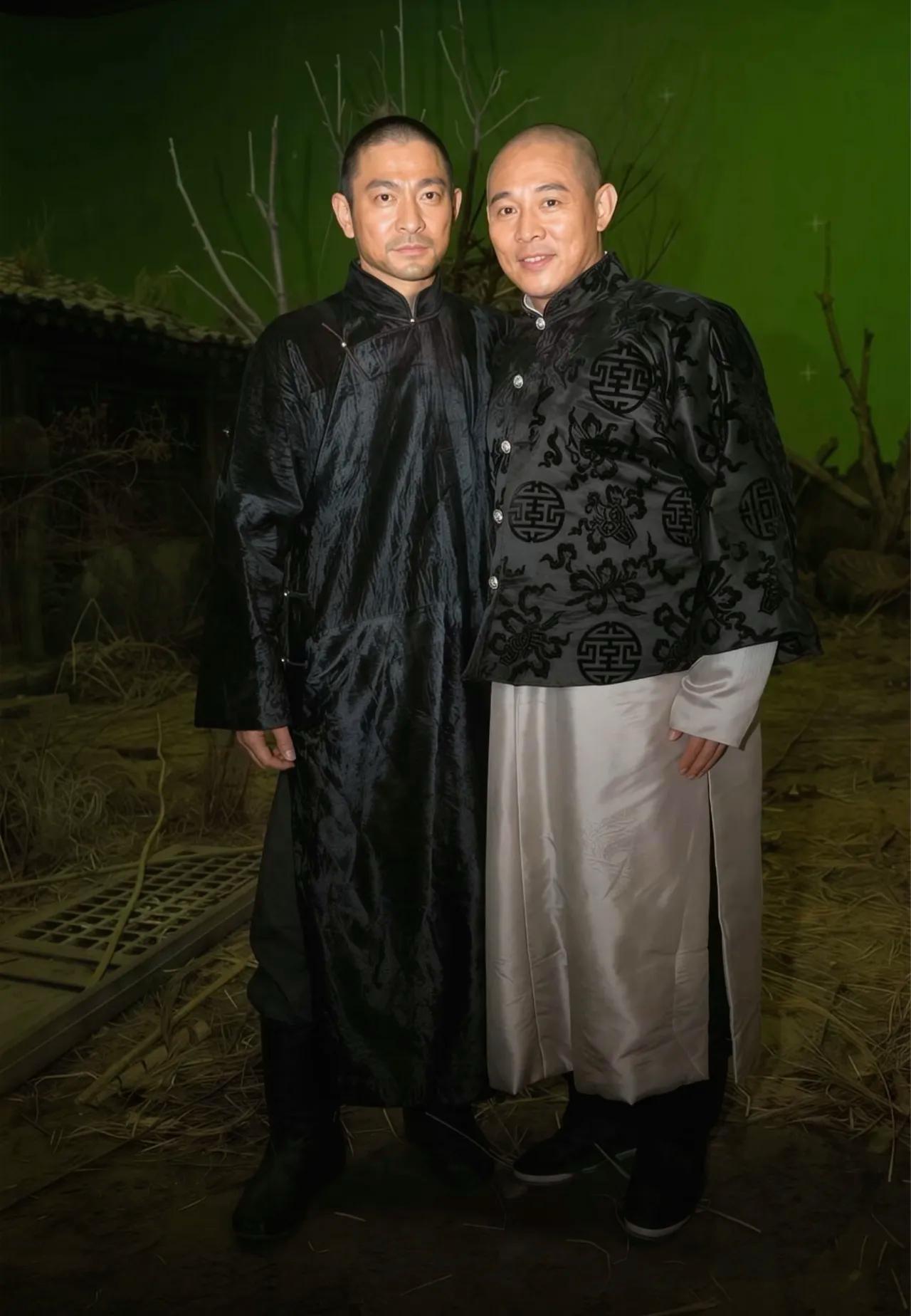 2007年，李连杰与刘德华在电影《投名状》剧组合影。当时，两人还穿着戏服，李