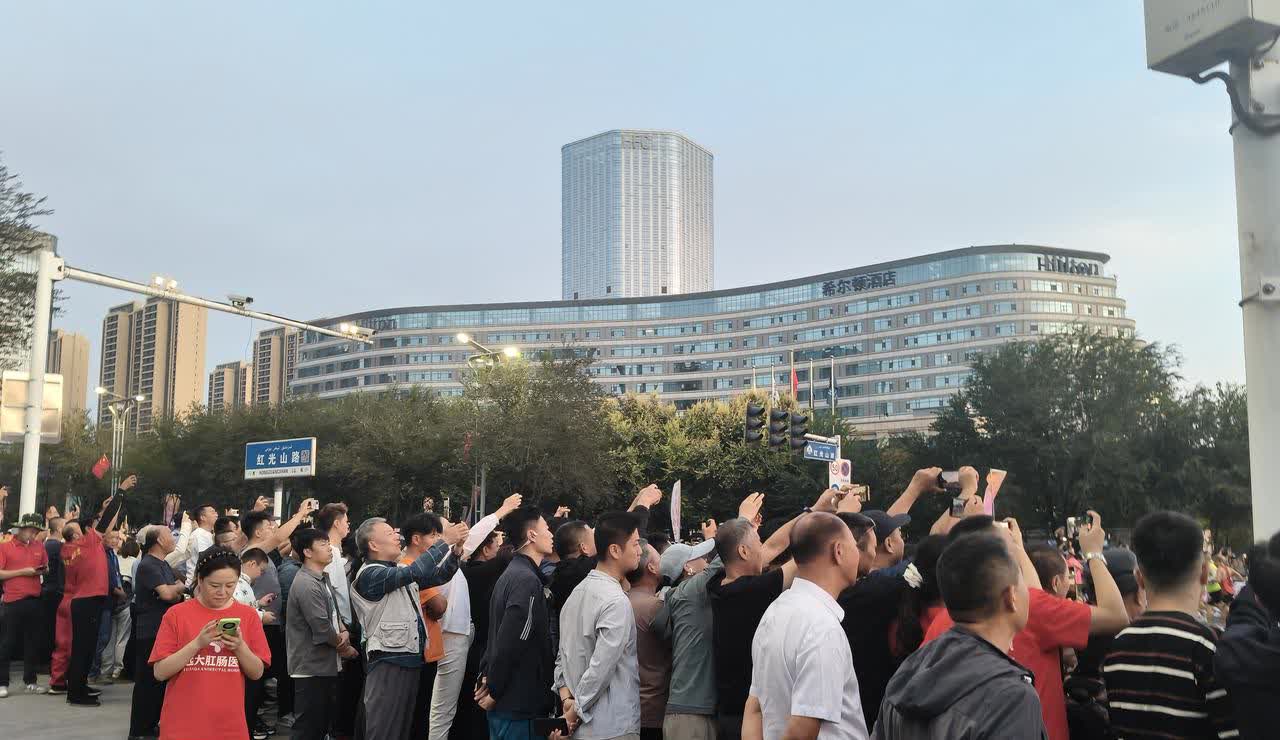 众人瞩目的乌鲁木齐马拉松比赛北京时间7：30分正式开跑了，红光山路道路两边围满了