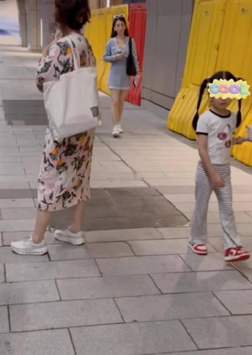 方媛带俩女儿逛街，五官漂亮但衣品有待提升，个矮被指没什么气场