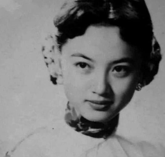 1918年，钱秀芬因貌美，被丈夫的好友看中，谁知，此后丈夫不仅遭暗杀，自己也被迫