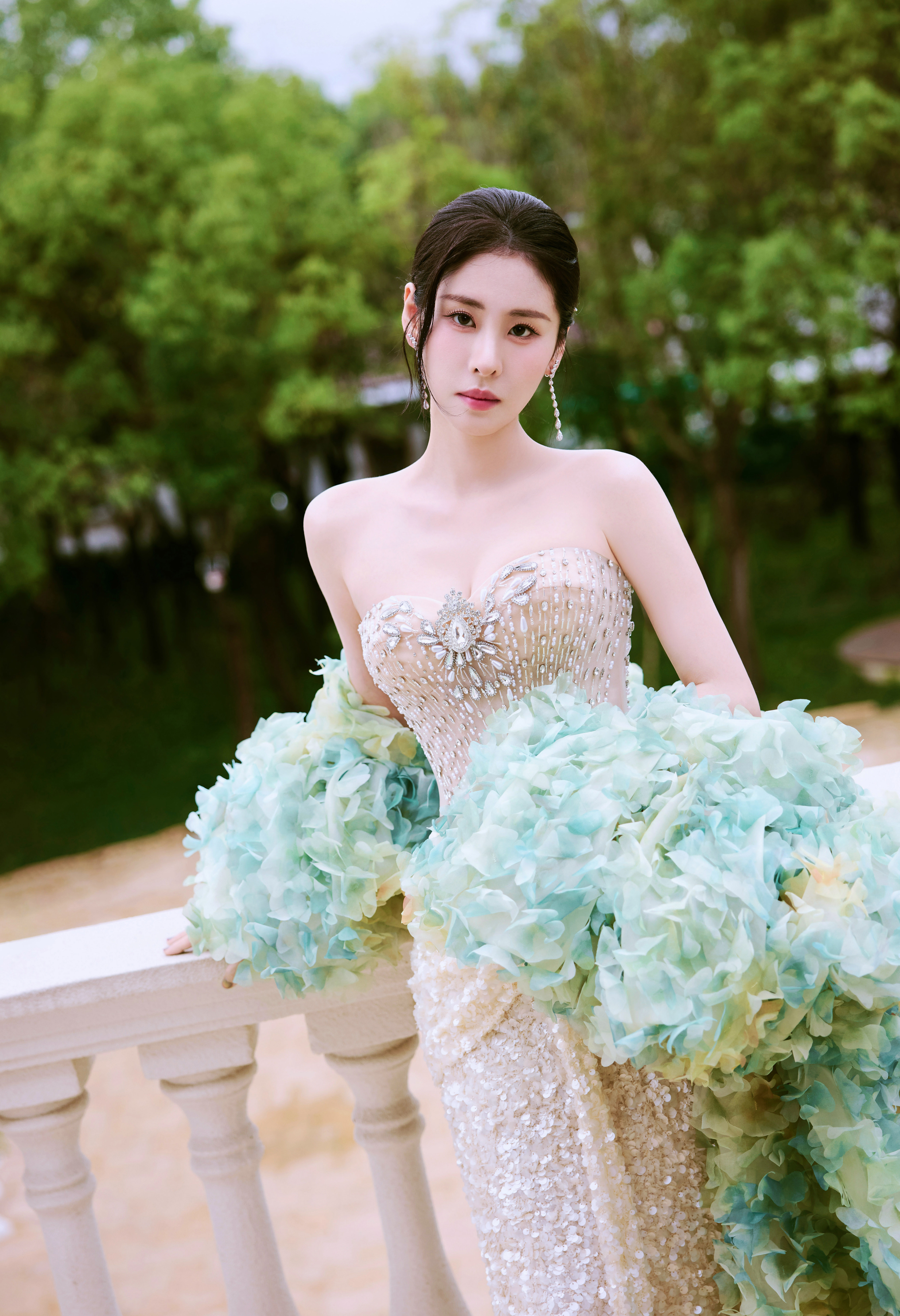 张碧晨 微博电影之夜在喧嚣尘世中，邂逅这一份绮丽浪漫💕张碧晨好大一个蝴蝶结​