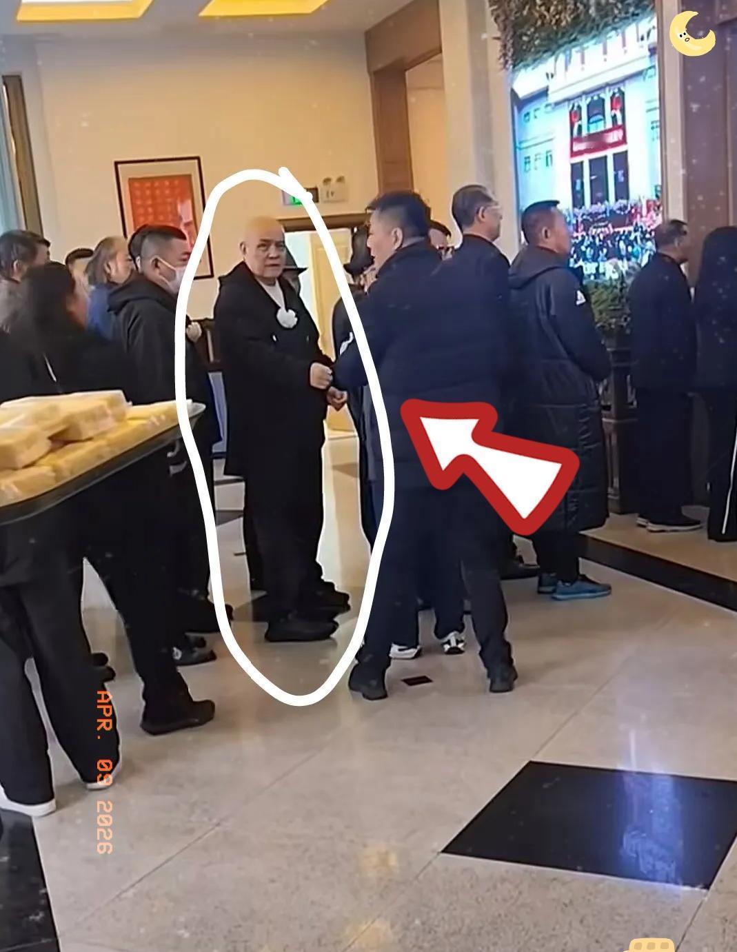 在陈丽华追悼会发现一个北京葬礼上经常出现的身影史国良！我查了一下，这人不一般