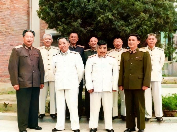 1963年，空军领导班子的合影。前排左起：成钧-空军副司令员（中将）