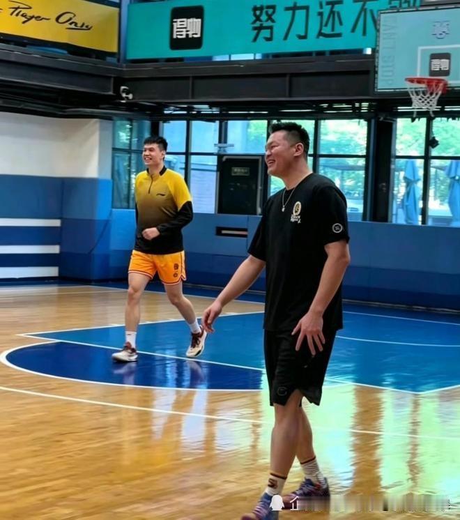 广东两小将或租借NBL球队锻炼！据NBL球队湖南勇胜代理主教练许钟豪身边的好