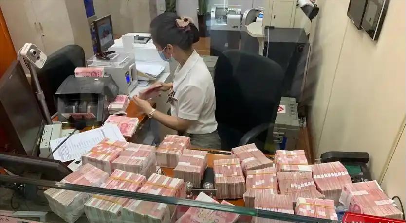 万一有天你中了大奖，到手10个亿，那你打算把它全存在银行的话，能不能让行长给你送