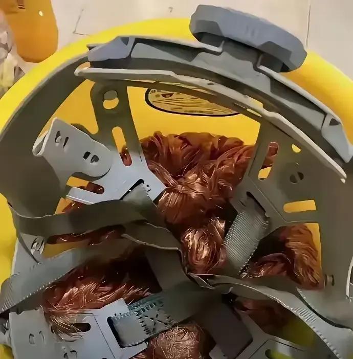 厂里电工夜班顺走十来公斤废铜线头，被门卫当场拦下。监控拍得清清楚楚，他剪皮捆包