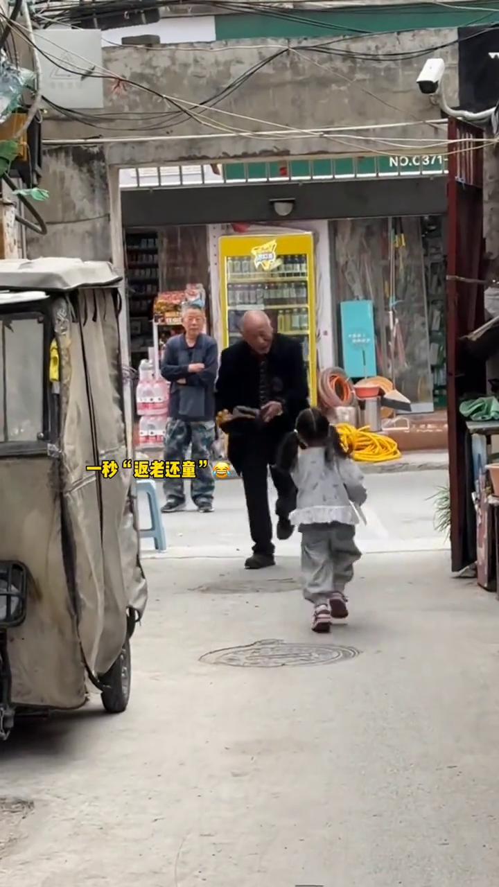 爷爷没到看娃和看到娃后的反差。爷爷在聊天没听到，一秒