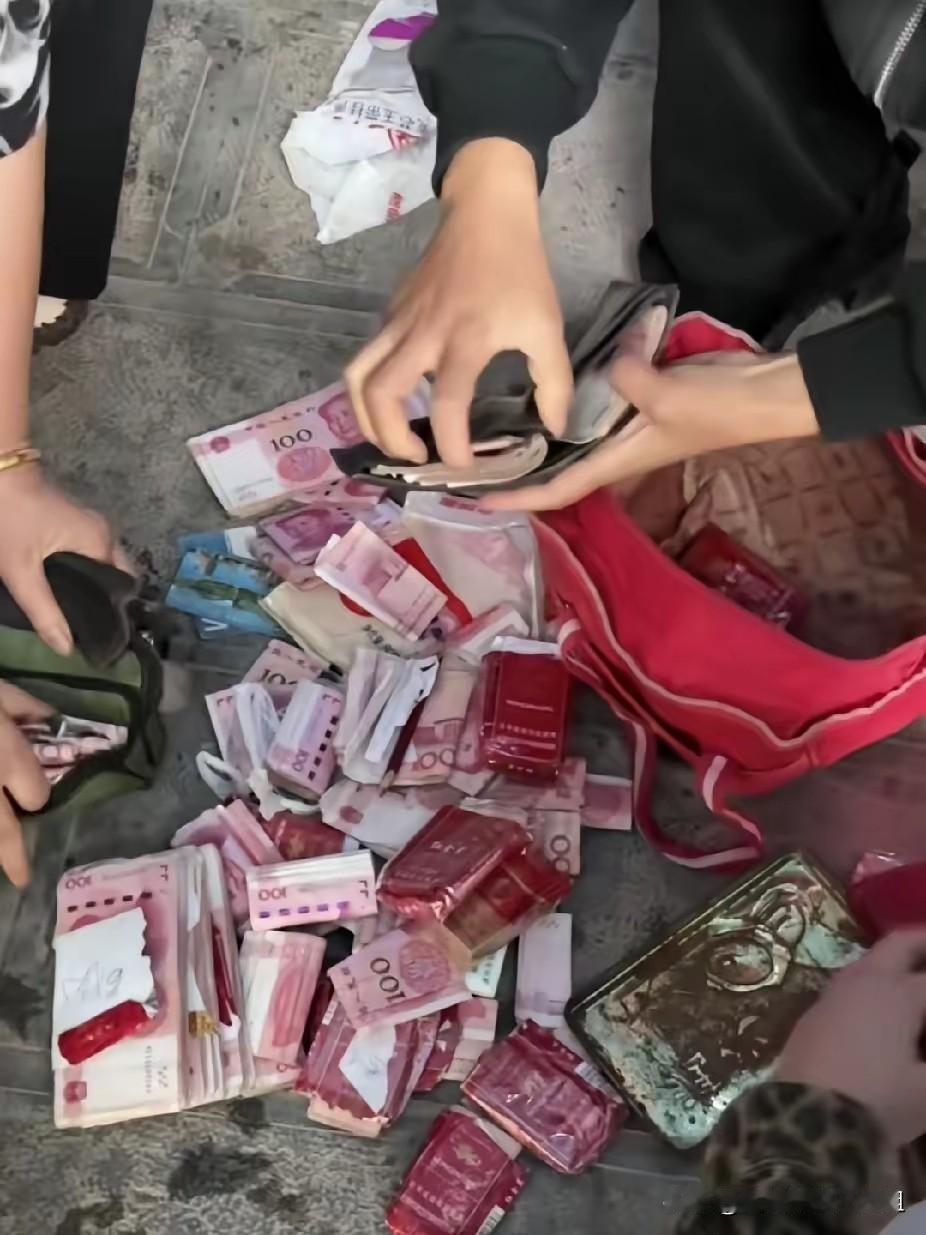 无儿无女的大伯去世了，家人在大伯房间里发现了两个塑料袋，打开塑料袋的瞬间，家人们