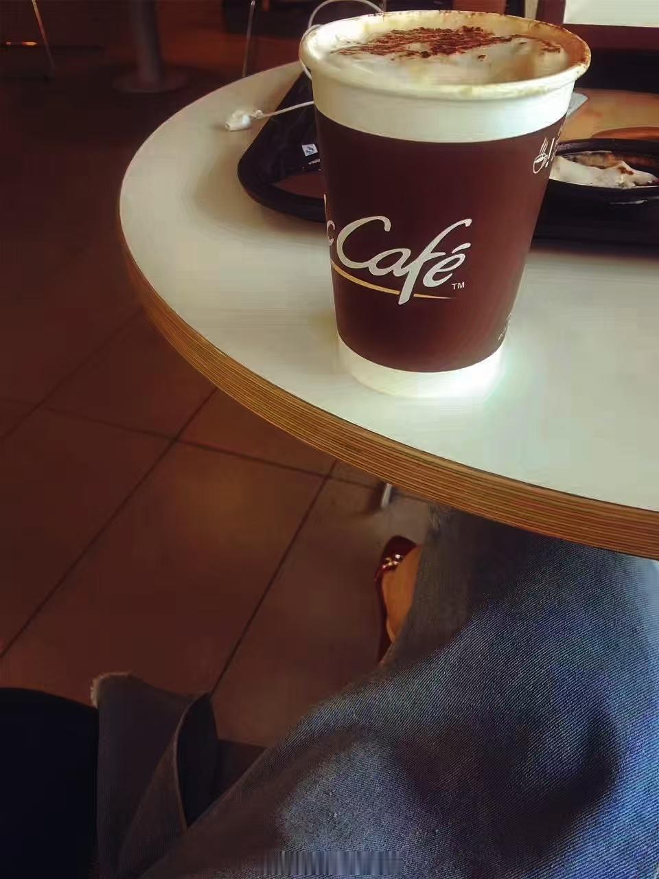 上周有一次送孩子上学，碰到我邻居，她说我皮肤好好啊，也不长斑。我很不好意思，我怎