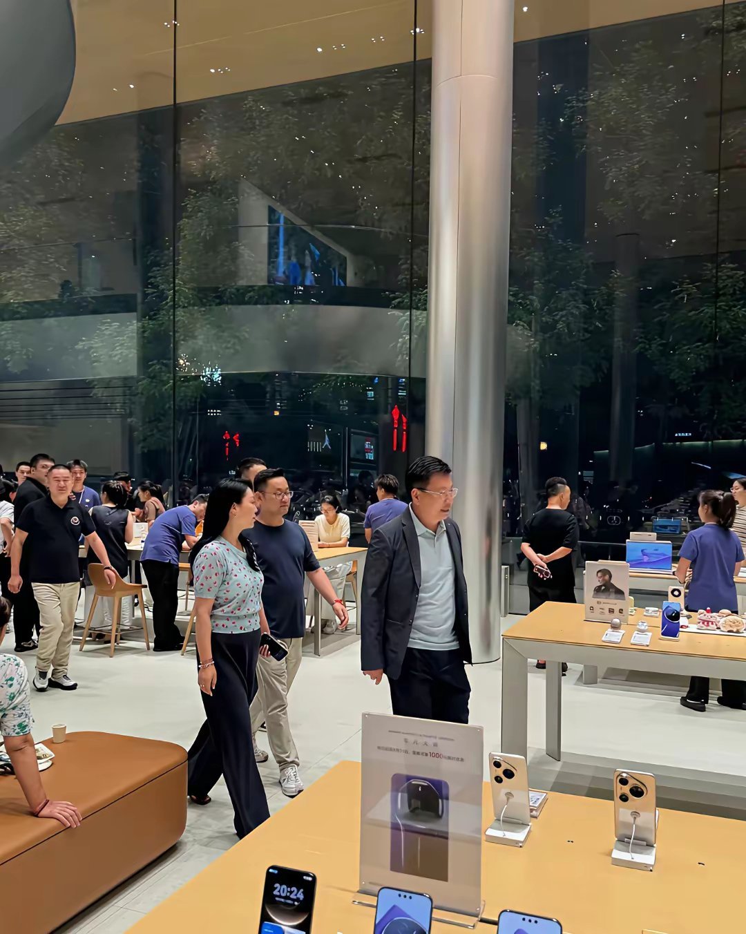 余承东现身西安余承东现身西安的华为门店，应该是巡店，想起了华为的那句名言，让听得