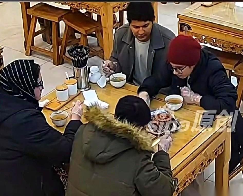 西安一家烧烤店，来了四个老外。点了30串肉，吃着吃着不对劲了，把老板叫过来，很