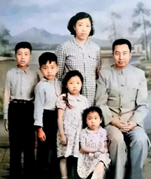 华国锋有四个孩子，都担任过什么职务呢？很多人不知道的是，“华国锋”这个名字其实是
