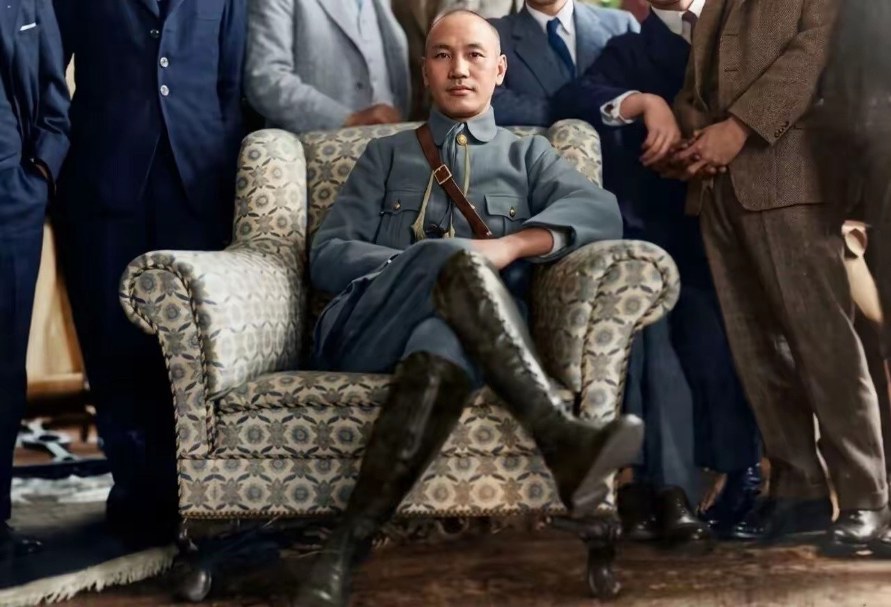 这是北伐军在攻占上海后，时任国民革命军总司令的蒋介石留下的一张罕见照片，只有他坐