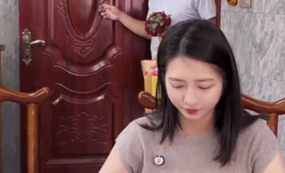一女子相亲，男方刚到相亲地点就被女子提出三大无理要求，开始男方示意听女子说，直到