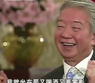 蔡澜采访说：“我去欧洲旅行到巴黎去都是晚上的飞机，在晚上的飞机的时候，我就坐在那