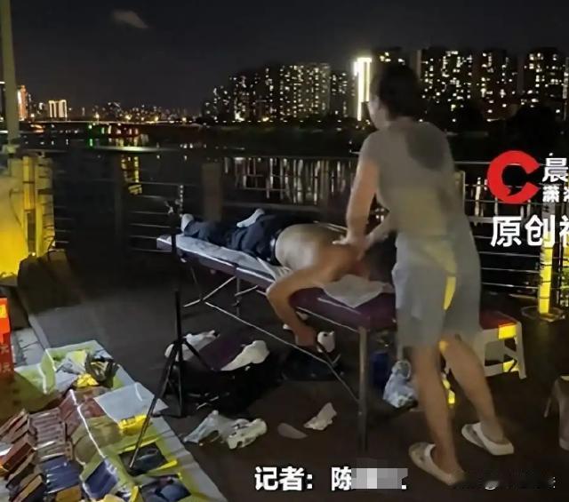 湖南长沙，以前的按摩，还会有男女不正当的行为，躲在封闭的包房里，男子跟女技师也不