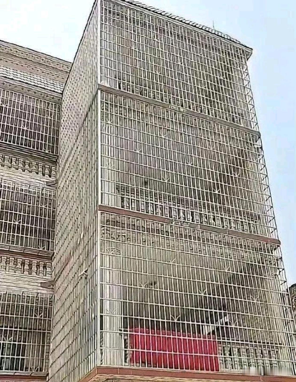 他偶然间发现了这家人的，防盗网修的比监狱的还密