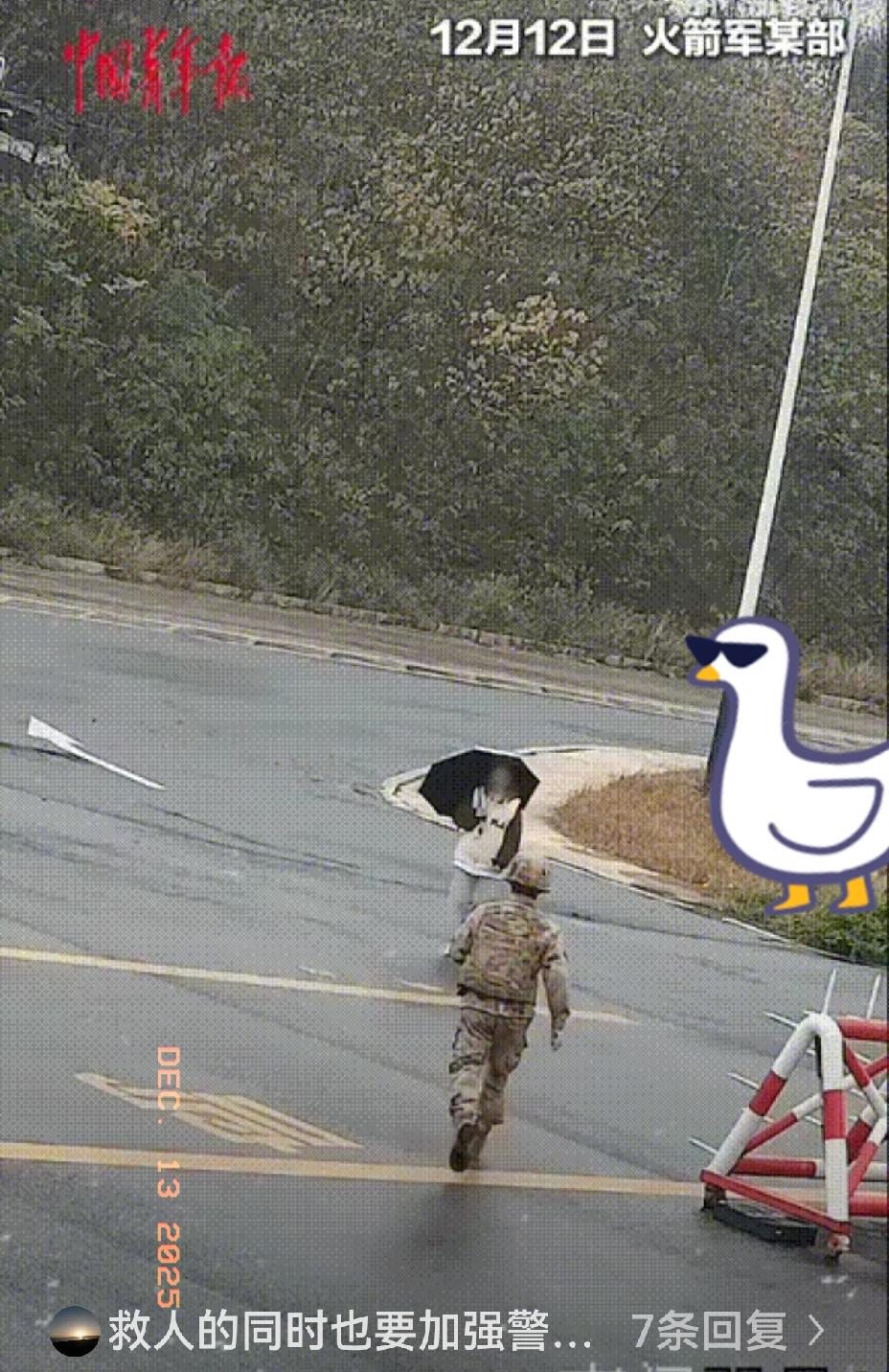 太机智了！火箭军某部，一女孩突然感到自己的身体好像不太对劲，立马朝着军队走去寻求