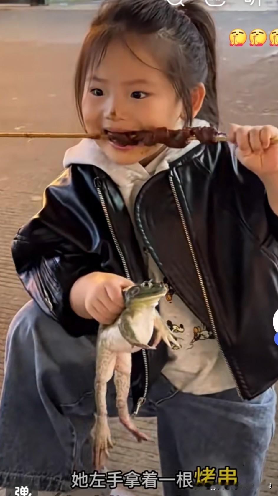 这女娃气场十足，爱了，爱了！上身皮夹克，下身牛仔裤，右脚踏在石墩子上，一副王者