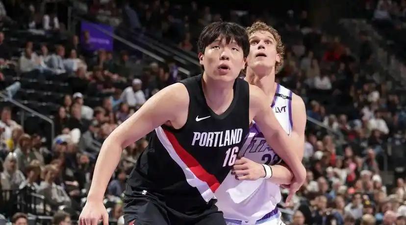 比卢普斯酒驾被抓，开拓者没换他，但内线小子杨瀚森的饭碗，悄悄换了主厨。他不是不