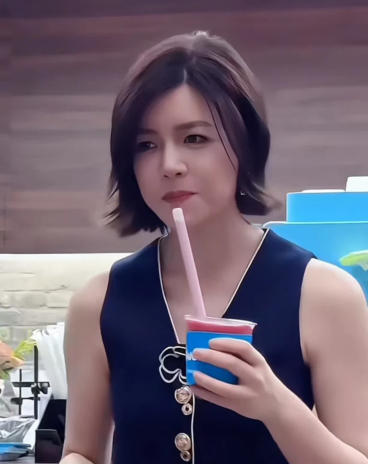 虽然陈妍希已经离婚了，陈晓已经成了她的前夫哥了，但是可能他们一起生活久的原因，总