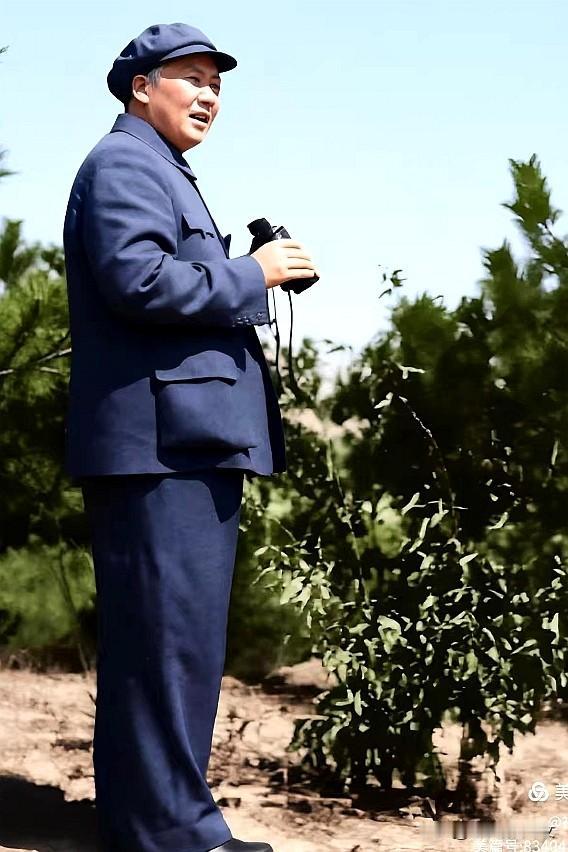 1954年3月，毛主席在无锡视察。侯波摄影