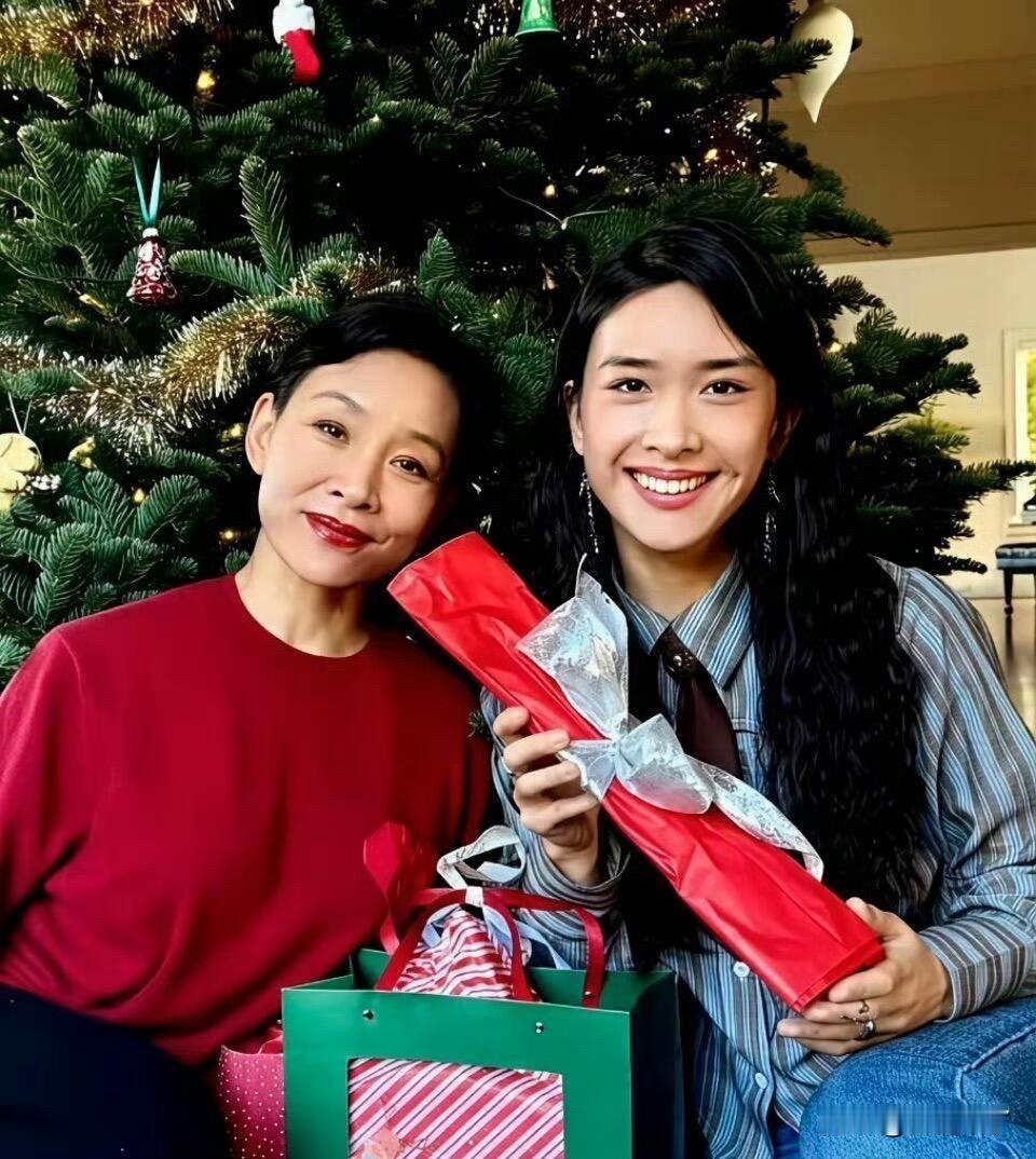 陈冲的女儿许文珊，是少有的气质颜值不输妈妈的星二代。母女同框，堪称娱乐圈的双
