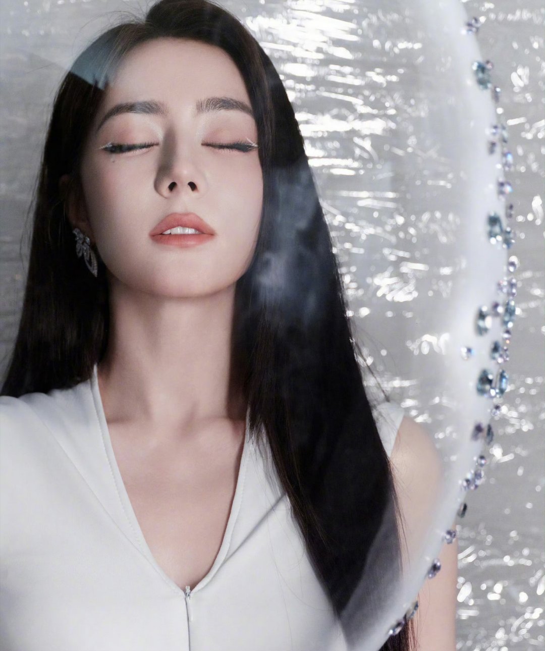 迪丽热巴白色眼线好的造型讲究整体气韵的统一。简约干净的底妆，利落上扬的白色眼尾线