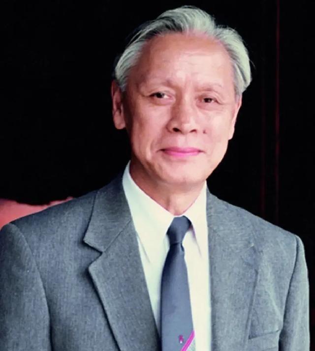 1959年，他瞒着妻子，偷偷把一管不明液体，灌进不满一岁的儿子嘴里，看着儿子对他