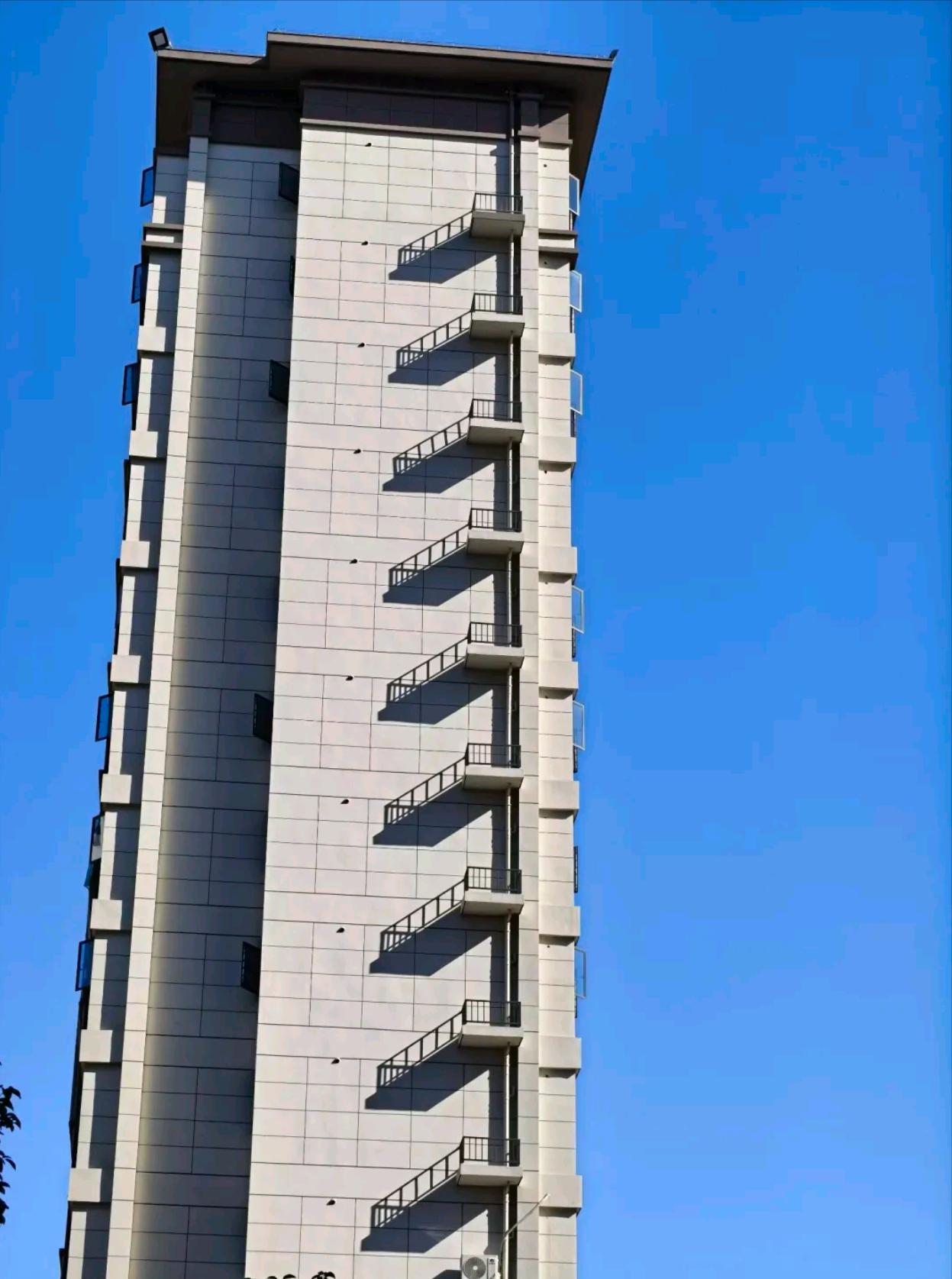 这些修到一半就断的楼梯是干啥用的